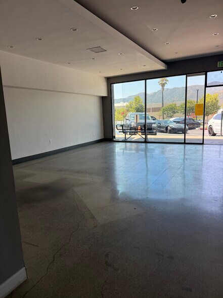 3115 Foothill Blvd, La Crescenta, CA à louer - Hall d’entrée – Image 3 sur 12