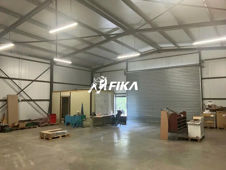 Local d’activités dans L'Isle-Jourdain à louer - Photo de l’immeuble – Image 3 sur 9