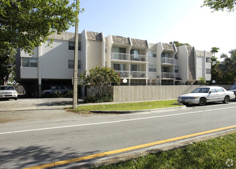 2345 NE 135th St, Miami, FL à vendre - Photo de l’immeuble – Image 2 sur 16