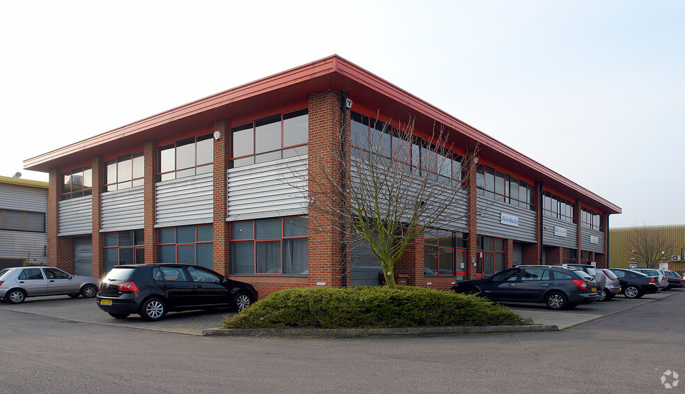 14-24 Howard Way, Newport Pagnell à louer - Photo de l’immeuble – Image 3 sur 6