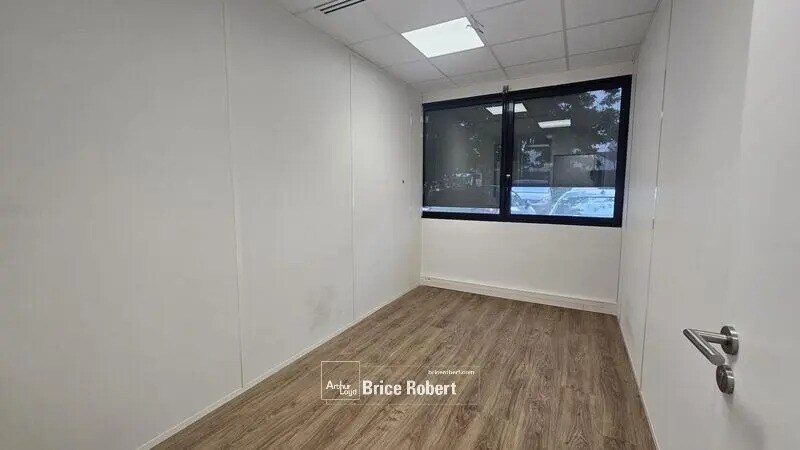 Bureau dans Bron à louer - Photo de l’immeuble – Image 3 sur 6