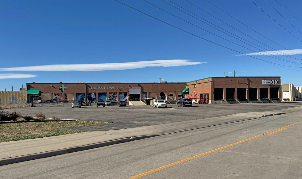 4902 E Smith Rd, Denver, CO à vendre - Photo principale – Image 1 sur 6