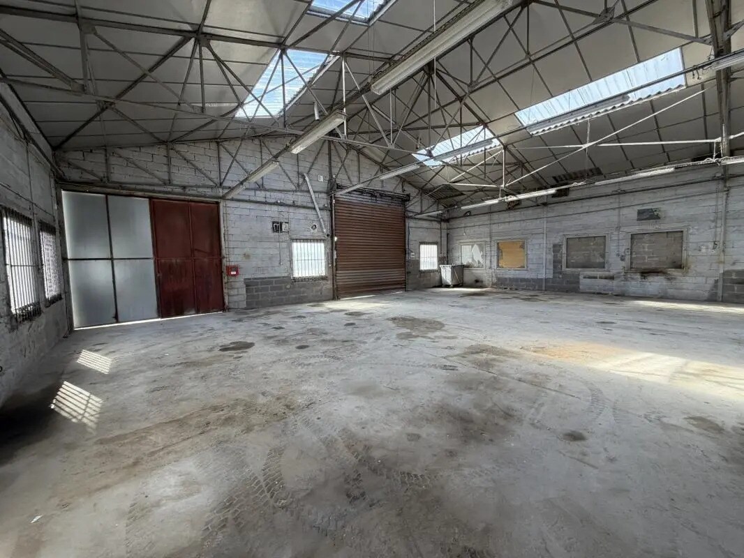 Industriel/Logistique dans Épernon à louer Photo intérieure– Image 1 sur 15