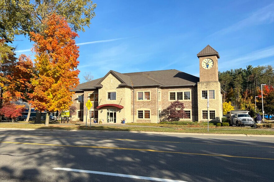 2625 E Oakley Park Rd, Commerce Township, MI à louer - Photo de l’immeuble – Image 2 sur 2