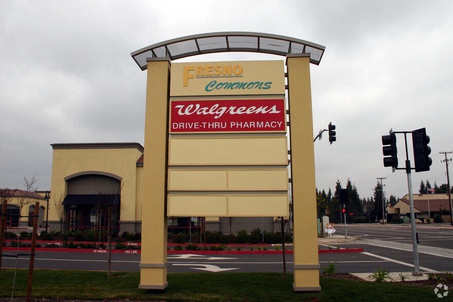 7015-7035 N West Ave, Fresno, CA à louer - Photo de l’immeuble – Image 3 sur 7