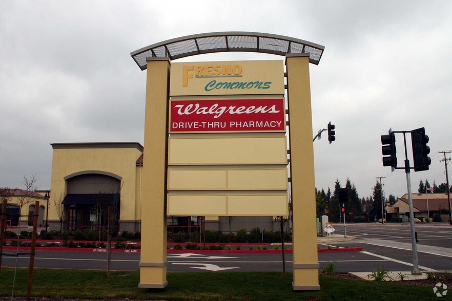 7015 N West Ave, Fresno, CA à louer - Photo de l’immeuble – Image 3 sur 11