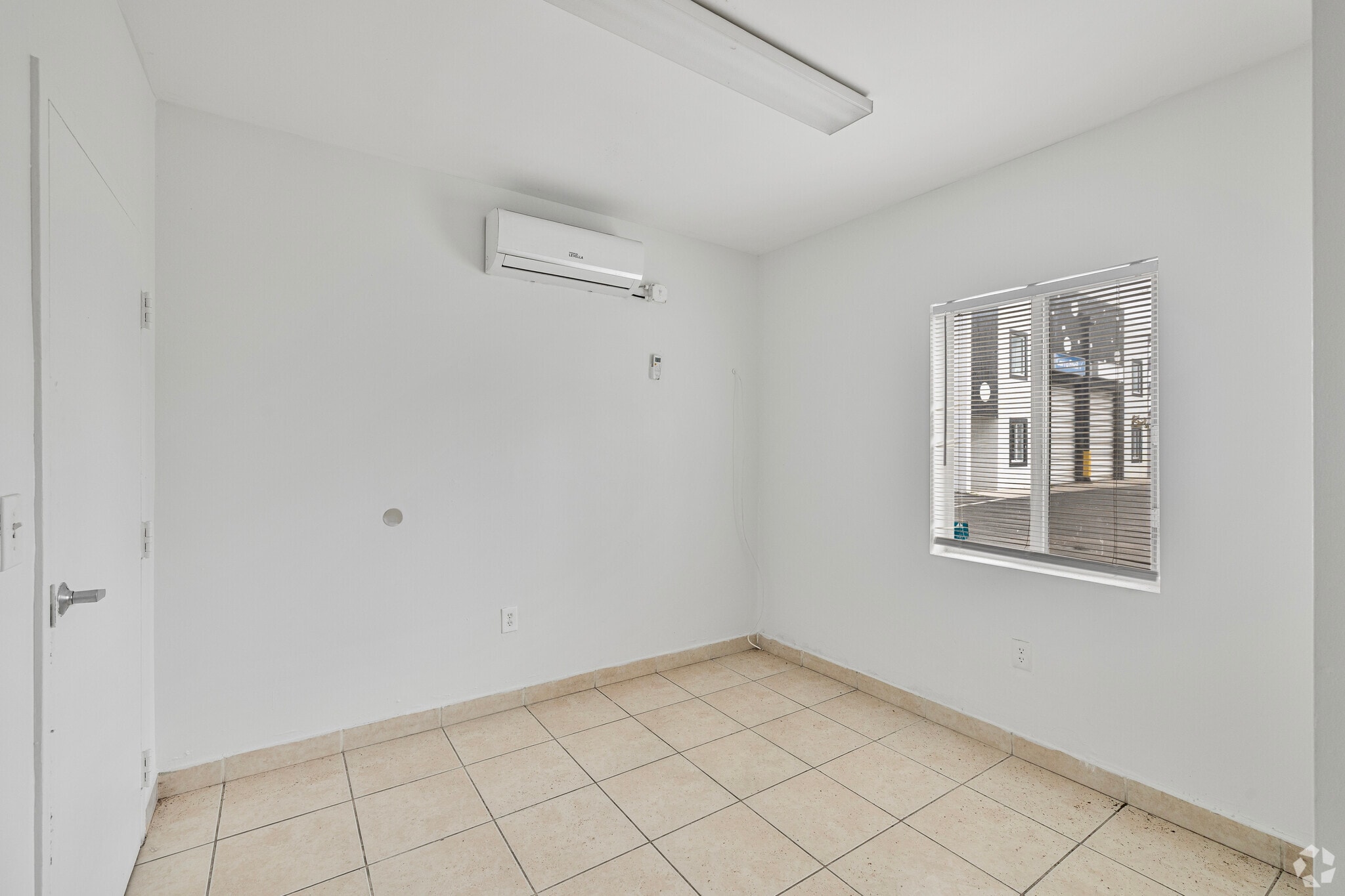 13420-13432 NW 38th Ct, Opa-locka, FL à louer Photo intérieure– Image 1 sur 16