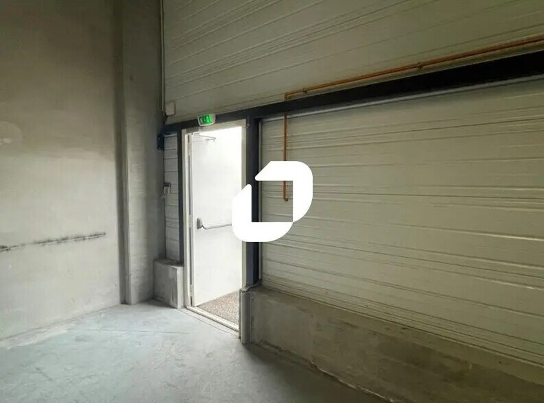 Local d’activités dans Saint-Quentin-Fallavier à louer - Photo de l’immeuble – Image 3 sur 11