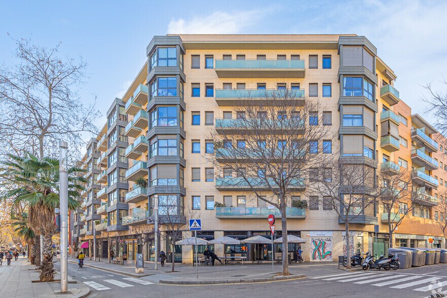 Immeuble residentiel dans Barcelone, Barcelona à vendre - Photo de l’immeuble – Image 2 sur 12