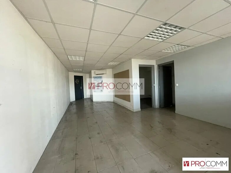 Local d’activités dans Chartres à louer - Photo de l’immeuble – Image 3 sur 10