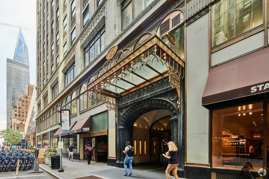 515 Madison Ave, New York, NY à louer - Photo de l’immeuble – Image 3 sur 7