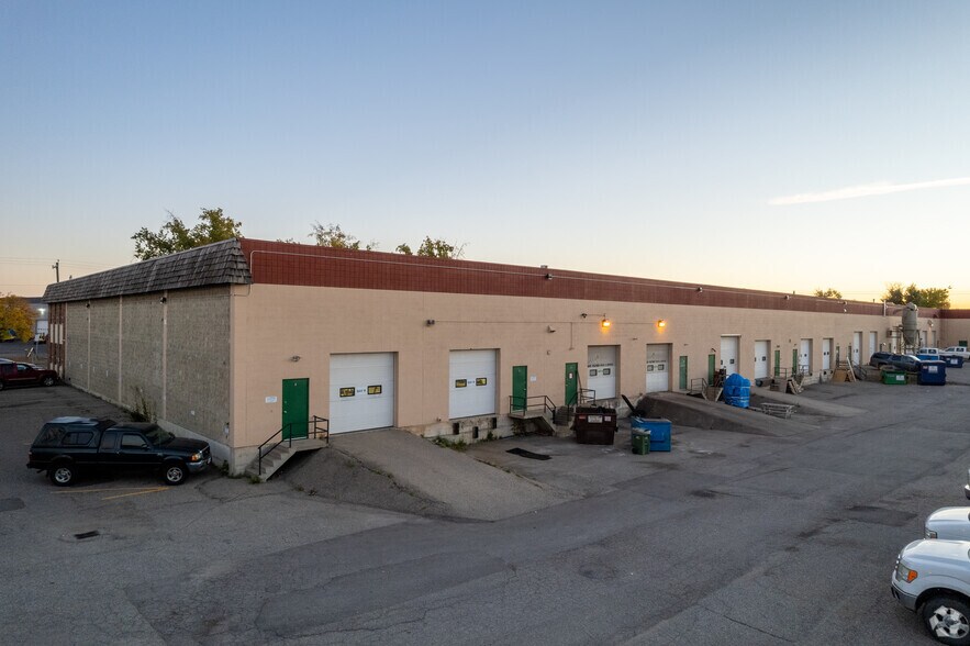 1235 40th Ave NE, Calgary, AB à louer - Photo de l’immeuble – Image 3 sur 6