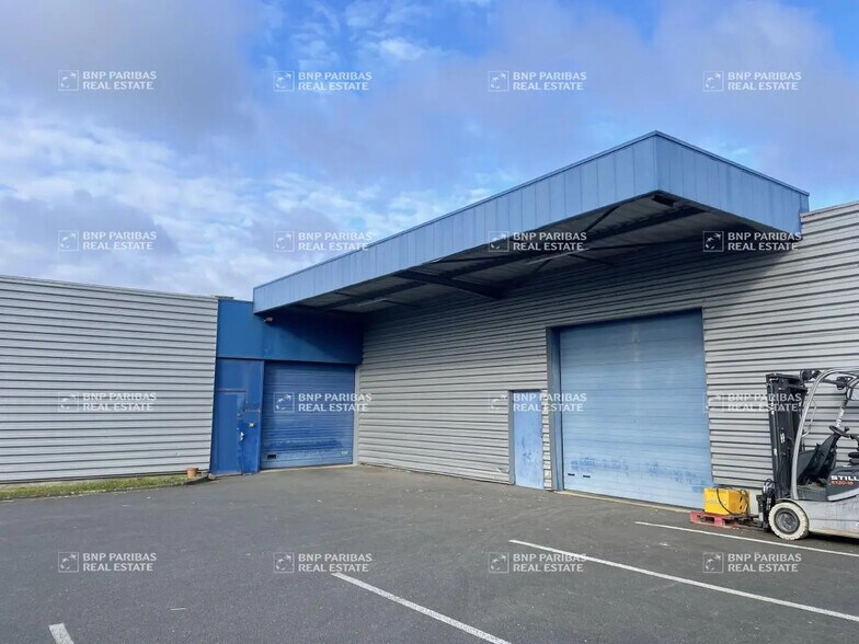 Local d’activités dans Fleury-les-Aubrais à louer - Photo de l’immeuble – Image 1 sur 7