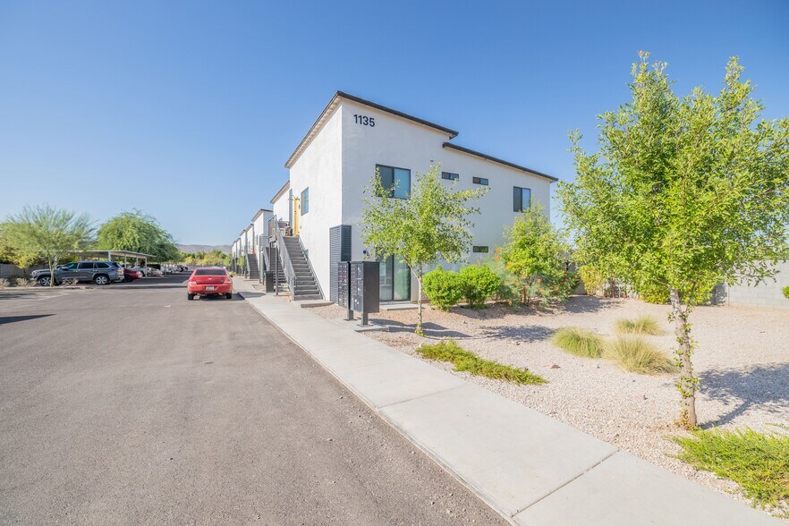 1135 E Chipman Rd, Phoenix, AZ à vendre - Photo principale – Image 2 sur 17