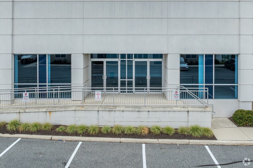 7142 Ambassador Rd, Windsor Mill, MD à louer - Photo de l’immeuble – Image 3 sur 4