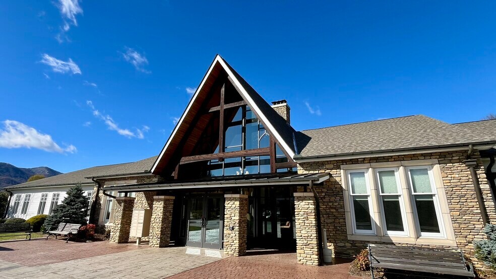 125 N Lakeshore Dr, Lake Junaluska, NC à louer - Photo de l’immeuble – Image 1 sur 15