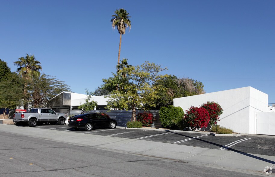 550 S Oleander Rd, Palm Springs, CA à louer - Photo de l’immeuble – Image 3 sur 16