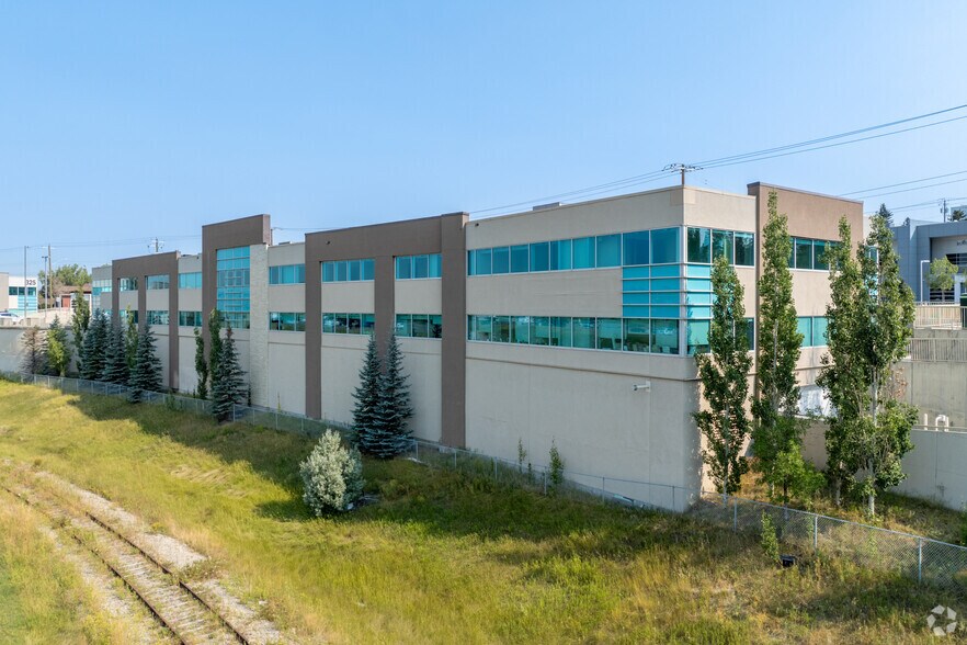 225 Manning Rd NE, Calgary, AB à louer - Photo de l’immeuble – Image 2 sur 3