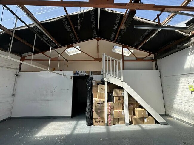 Plus de détails pour Local d'activités à louer