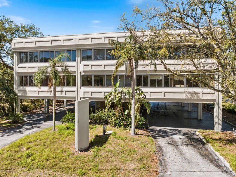 7820 S Holiday Dr, Sarasota, FL à louer - Photo de l’immeuble – Image 3 sur 13