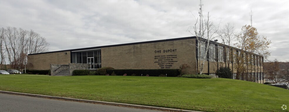 1 DuPont St, Plainview, NY à louer - Photo de l’immeuble – Image 2 sur 6