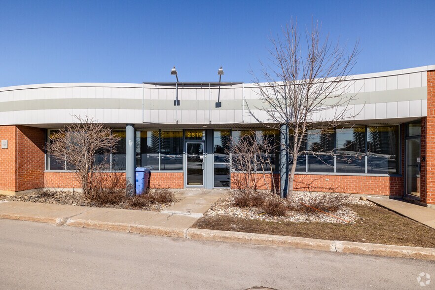 2519-3300 Blvd Chomedey, Laval, QC à louer - Photo de l’immeuble – Image 2 sur 4
