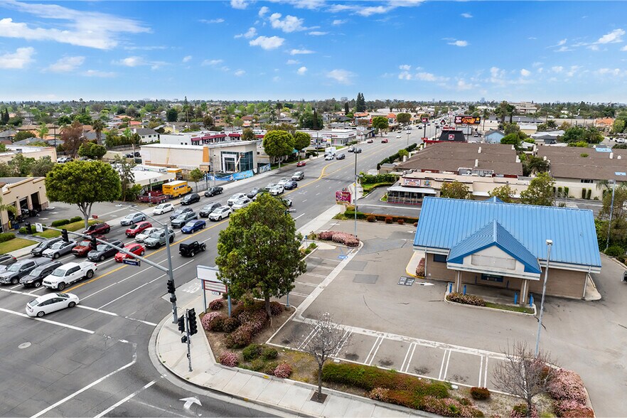 3237 E Chapman Ave, Orange, CA à vendre - Photo de l’immeuble – Image 3 sur 5