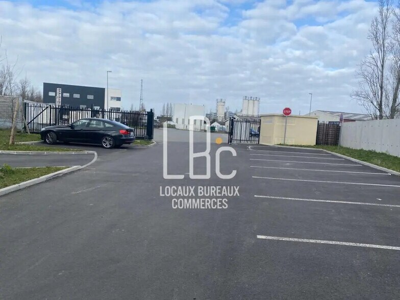 Local d’activités dans La Chapelle-sur-Erdre à louer - Photo de l’immeuble – Image 2 sur 6