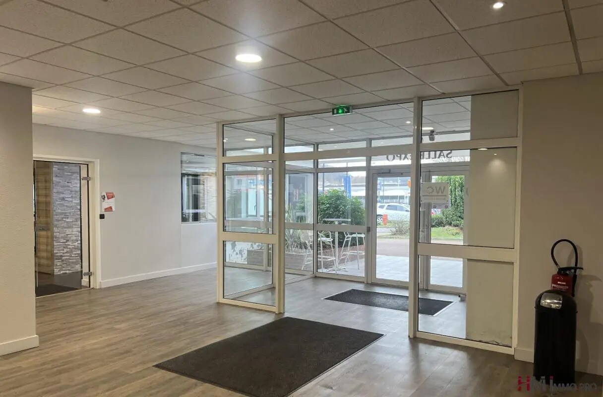 Local d’activités dans Sotteville-lès-Rouen à louer Photo de l’immeuble– Image 1 sur 7