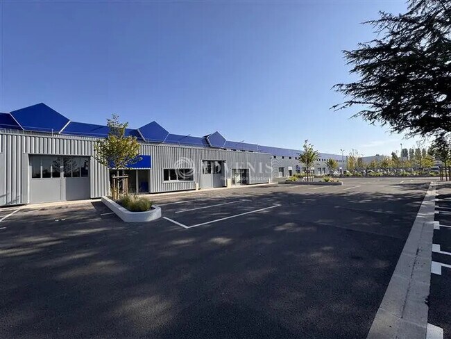 Plus de détails pour Local d'activités à louer