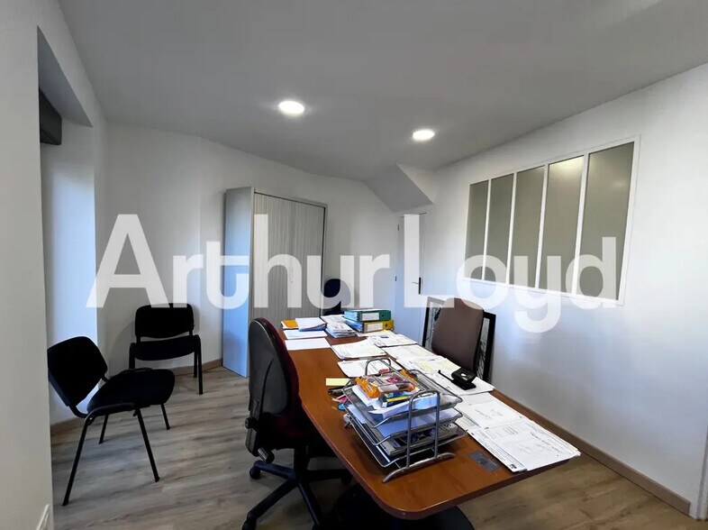 Bureau dans Tourville-sur-Odon à louer - Photo de l’immeuble – Image 3 sur 4