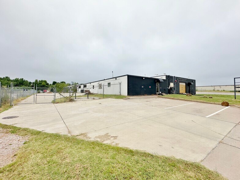 5551 NW 5th St, Oklahoma City, OK à vendre - Photo de l’immeuble – Image 2 sur 7