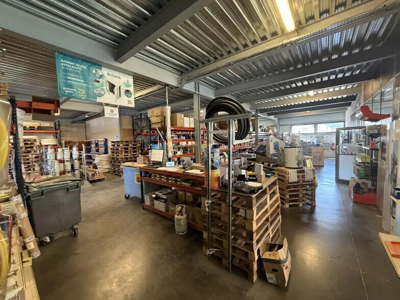 Industriel/Logistique dans Fréjus à louer - Photo de l’immeuble – Image 2 sur 14