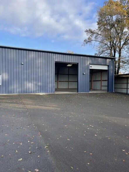 Local d’activités dans Saint-Mars-la-Brière à louer - Photo de l’immeuble – Image 2 sur 8