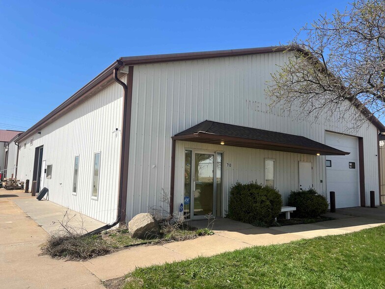 710 49th St, Marion, IA à vendre - Photo de l’immeuble – Image 1 sur 14