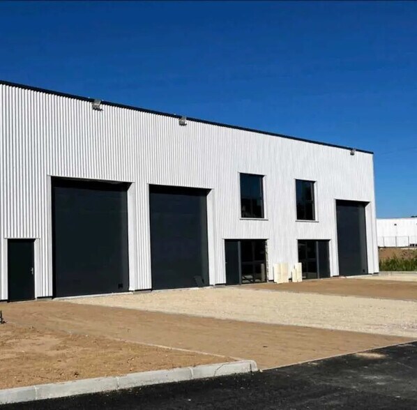 Local d’activités dans Tignieu-Jameyzieu à louer - Photo de l’immeuble – Image 1 sur 4