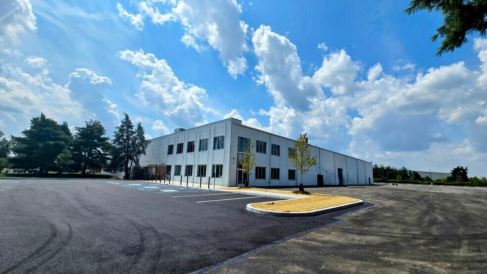 1 Newbold Rd, Fairless Hills, PA à louer - Photo de l’immeuble – Image 1 sur 8