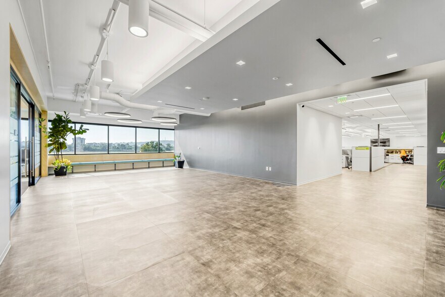 4910 Airport Plaza Dr, Long Beach, CA à louer - Photo de l’immeuble – Image 3 sur 38