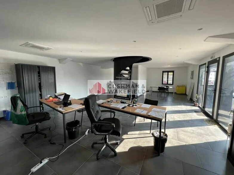 Local d’activités dans Nîmes à louer - Photo intérieure – Image 2 sur 3