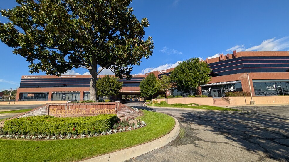 299 W Foothill Blvd, Upland, CA à louer - Photo de l’immeuble – Image 2 sur 13