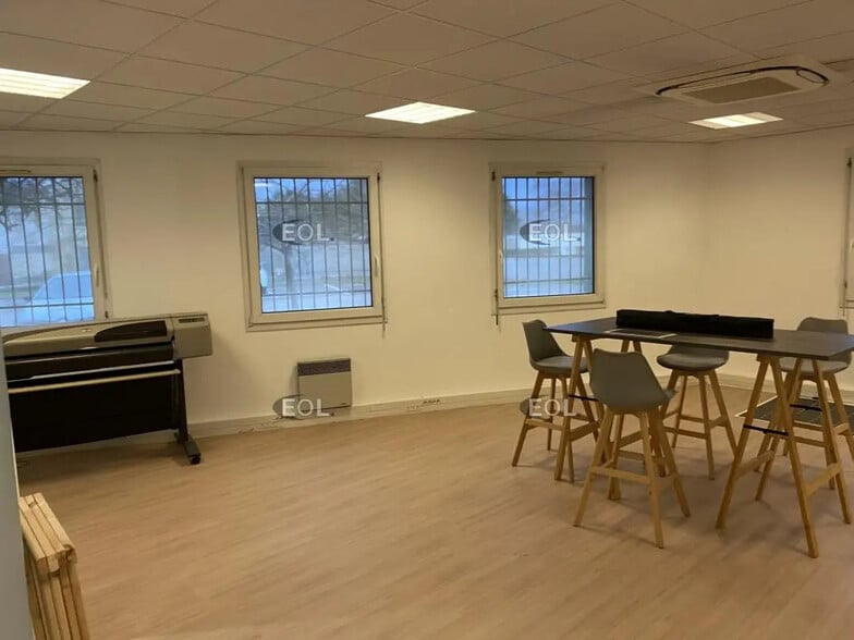 Bureau dans Toussieu à louer - Photo intérieure – Image 2 sur 10