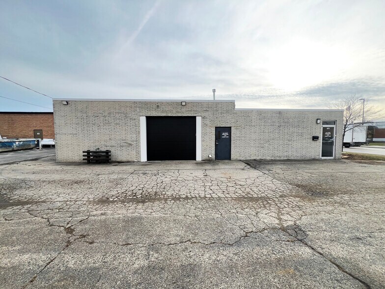 875 Lively Blvd, Elk Grove Village, IL à louer - Photo de l’immeuble – Image 2 sur 5
