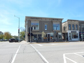 704 W Main St, Lake Geneva, WI à louer Photo de l’immeuble– Image 2 sur 6