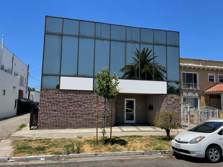 715 N Ridgewood Pl, Los Angeles, CA à louer - Photo de l’immeuble – Image 1 sur 14