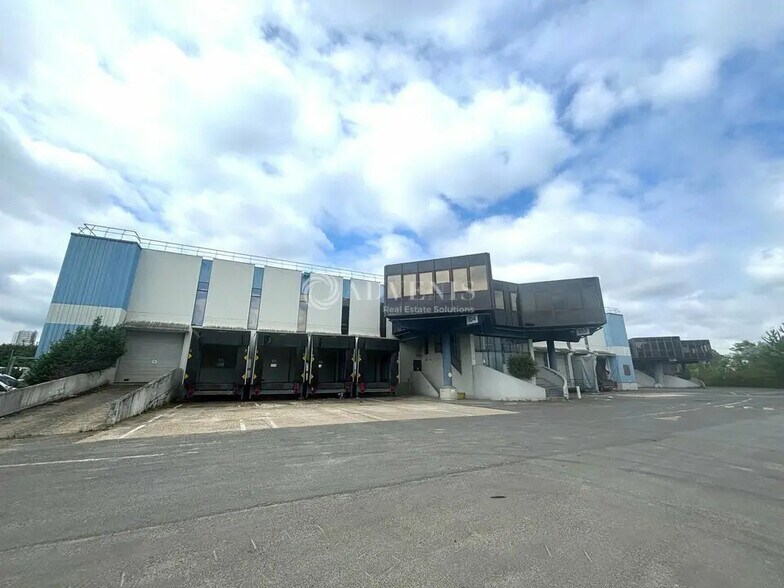 Local d’activités dans Fontenay-sous-Bois à louer - Photo de l’immeuble – Image 1 sur 8