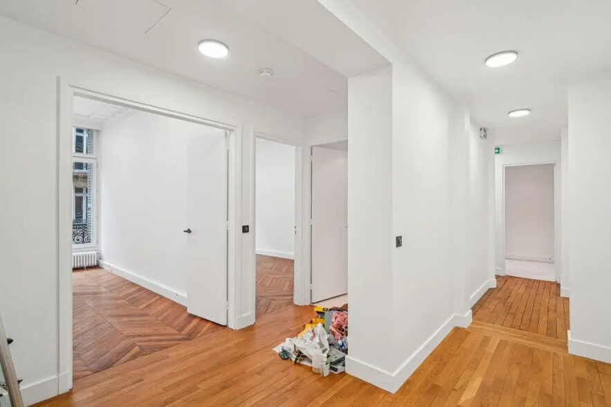 22 Rue De Madrid, Paris à louer - Photo de l’immeuble – Image 3 sur 7