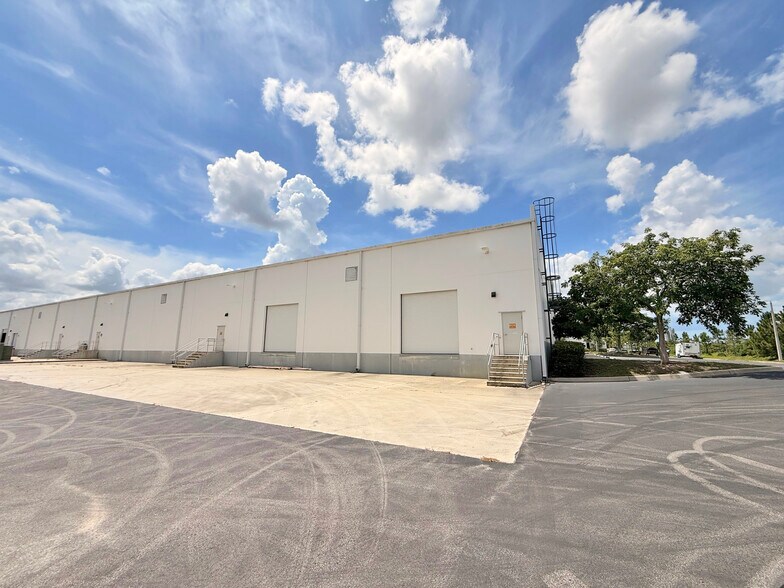 911 E Industrial Cir, Cape Coral, FL à louer - Photo de l’immeuble – Image 3 sur 7
