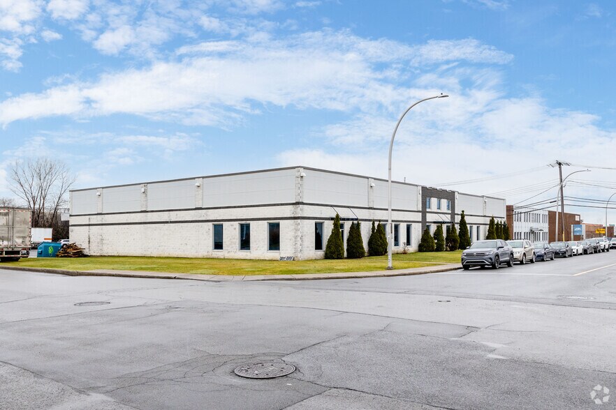 310-330 Rue Mccaffrey, Montréal, QC à louer - Photo de l’immeuble – Image 2 sur 4