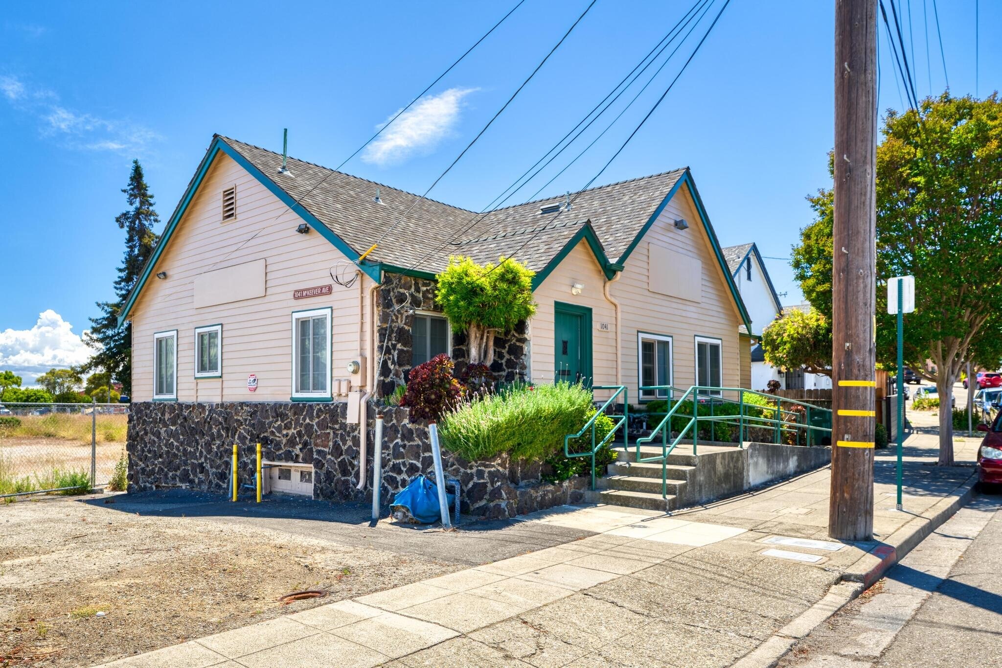 1041 McKeever Ave, Hayward, CA à vendre Photo de l’immeuble– Image 1 sur 16