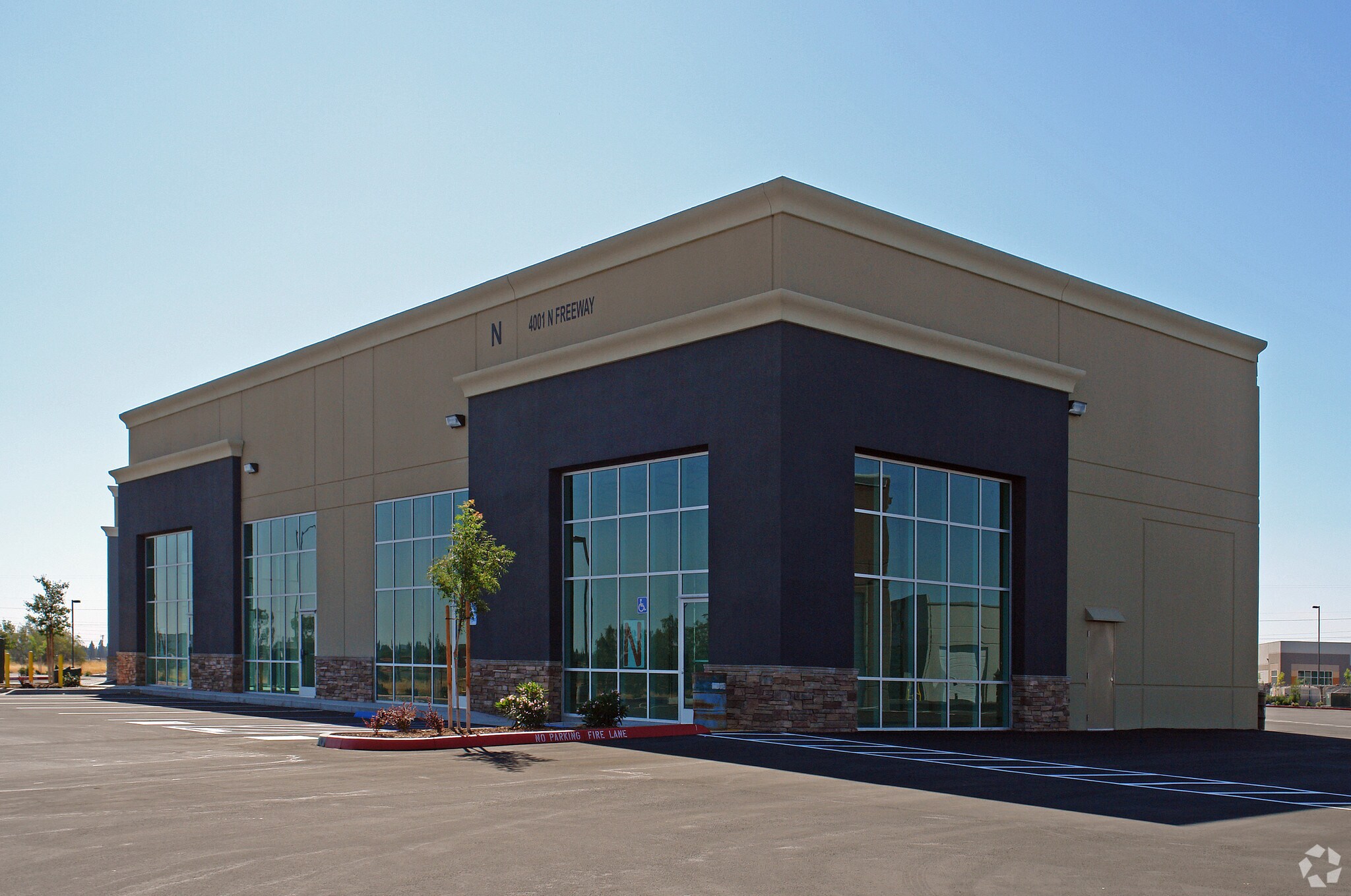 3995 N Freeway Blvd, Sacramento, CA à louer Photo principale– Image 1 sur 7